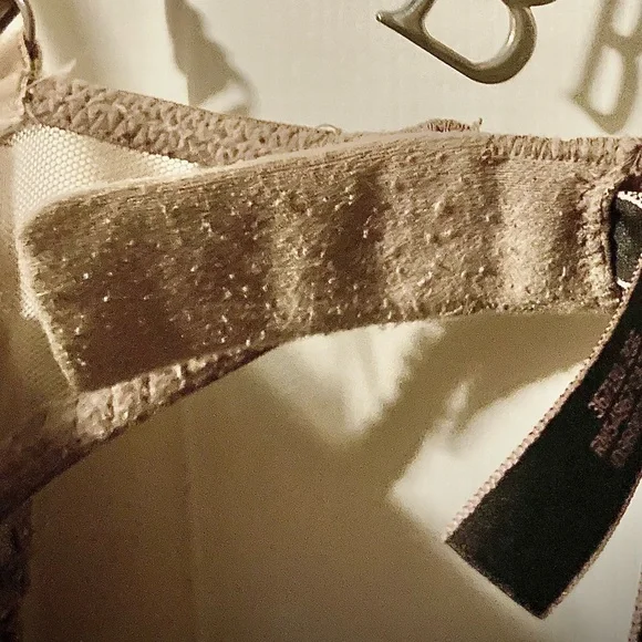 Victoria’s Secret plunge Bra with lace accents. - Picture 7 of 13